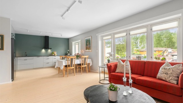 Kjøkkenet ble flyttet ut i stuen i 2022, som gir leiligheten en sosial og åpen løsning. Leilighet har flere store vindusflater som gjør den lys og luftig. Vinduene ble skiftet i 2020.