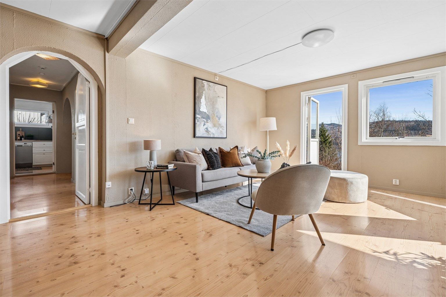 Rommet har dør med adkomst ut til hagen. (Rom ikke godkjent til varig opphold)