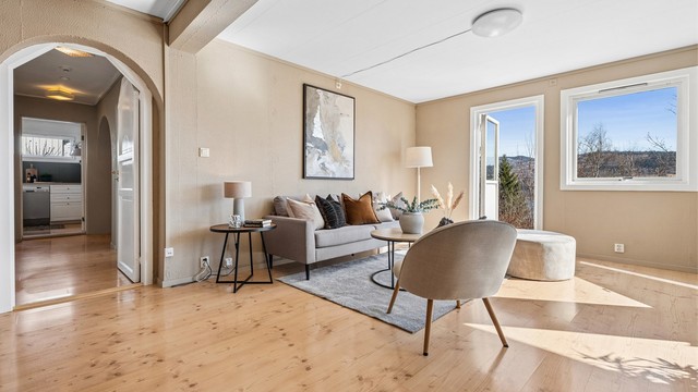 Rommet har dør med adkomst ut til hagen. (Rom ikke godkjent til varig opphold)