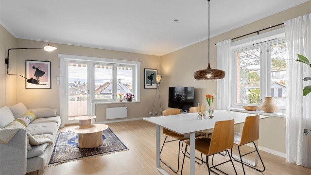 Velkommen til en lys og koselig 3-roms endeleilighet i Myrer borettslag!