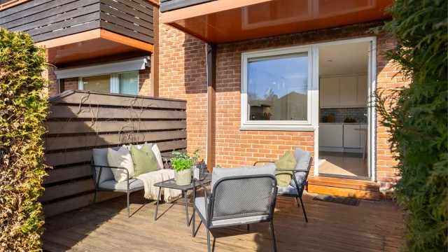 Terrassen ligger usjenert til med adkomst rett fra stuen.
