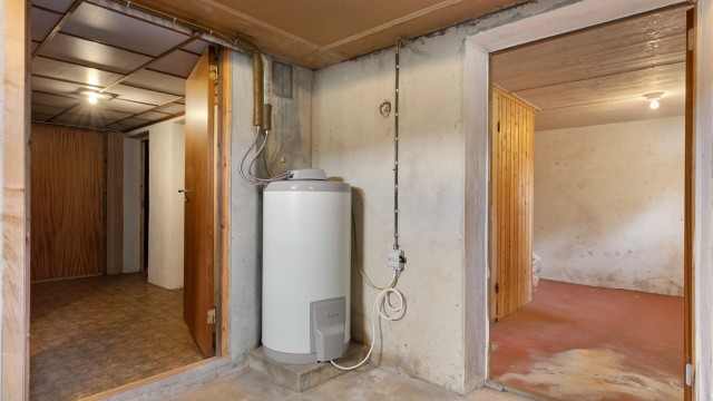 Varmtvannsbereder på 190 liter fra 2022 er plassert i kjelleren.