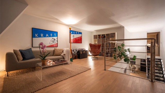 Kveldsstemning i stuen med lun belysning og åpent utsyn.