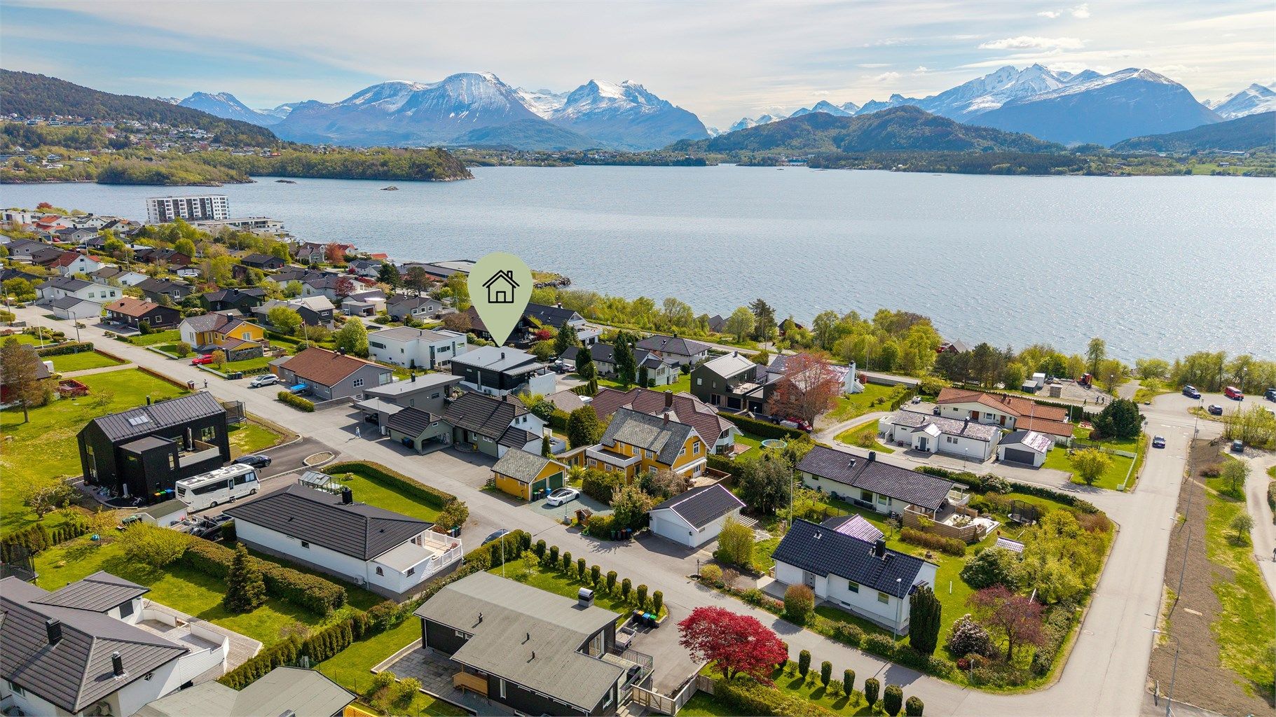 Beliggenheten gir nærhet til sjøen og flotte turområder