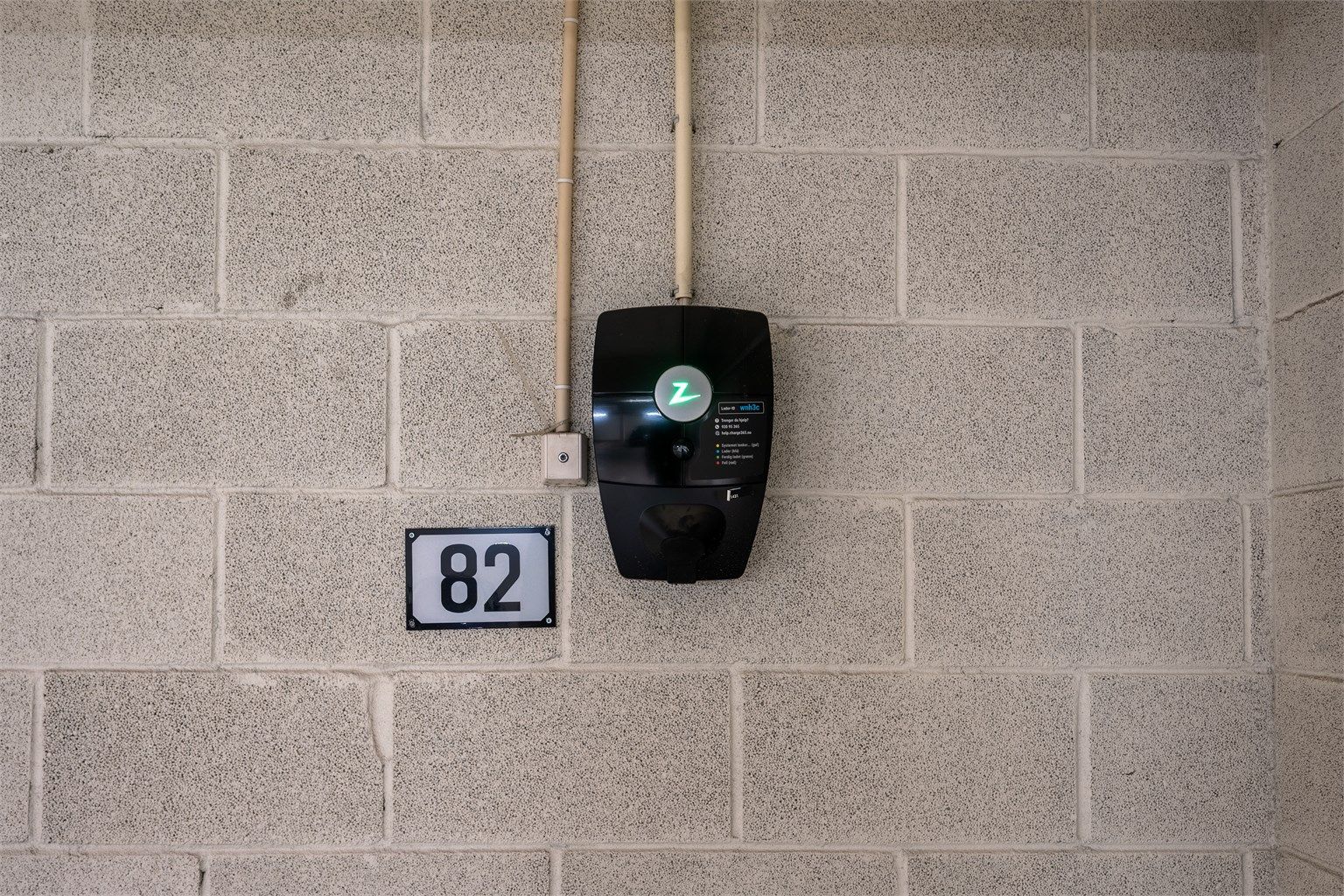 Det er opplegg for elbillader. Elbillader kan også følge med ferdig montert mot tillegg på kr 30 000,-. (Bildet er tatt av en annen parkeringsplass i garasjen.)