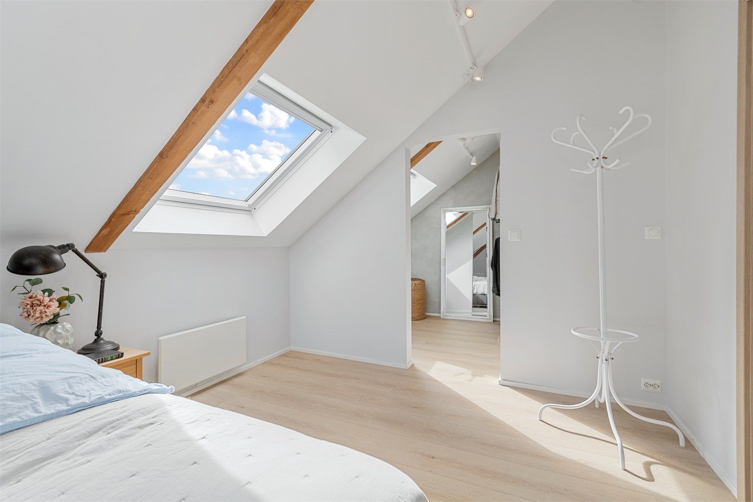 Fra soverommet er det direkte tilgang til garderoben.