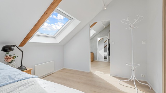 Fra soverommet er det direkte tilgang til garderoben.