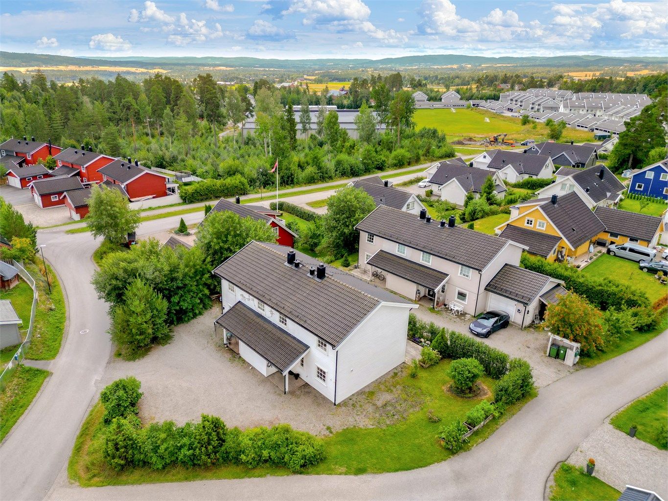 Familievennlig område med kort vei unna fotballbane, skole, barnehage, turområder og mer