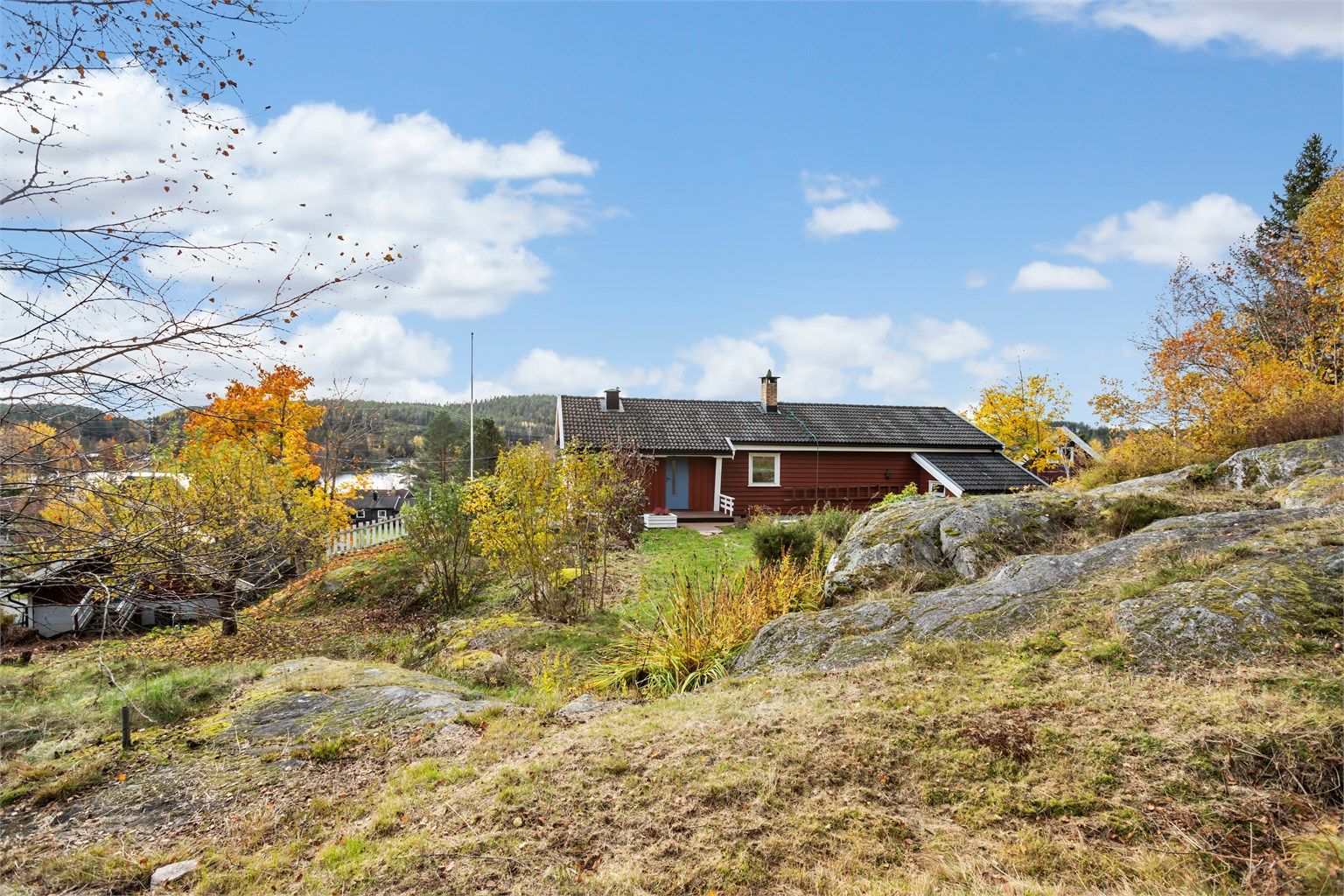 Naturtomt og skogsterreng rett utenfor døren.