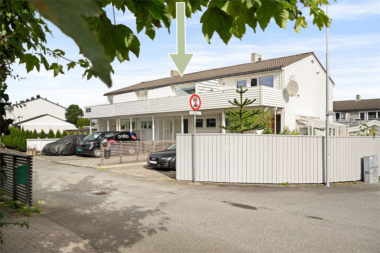 Flott selveiet rekkehus over 3 plan med garasje. 