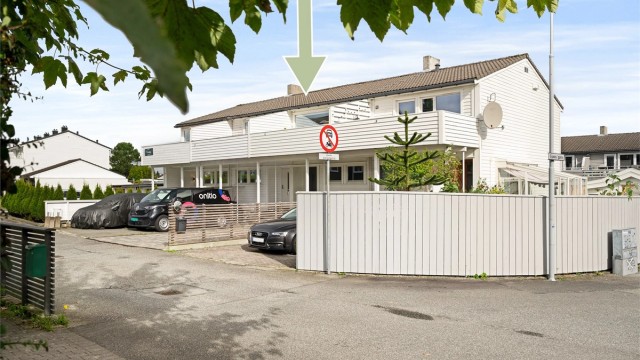 Flott selveiet rekkehus over 3 plan med garasje.