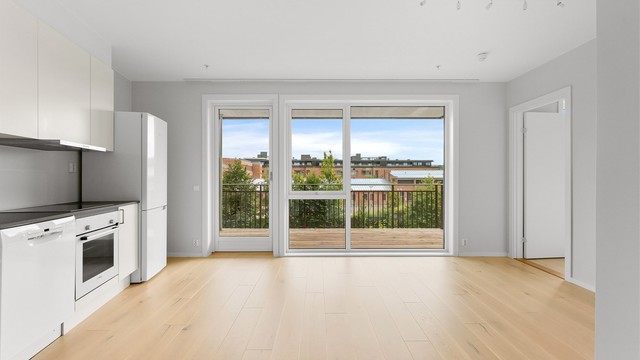 Det åpne rommet gir fleksibilitet for møblering av både sittegruppe og spiseplass.