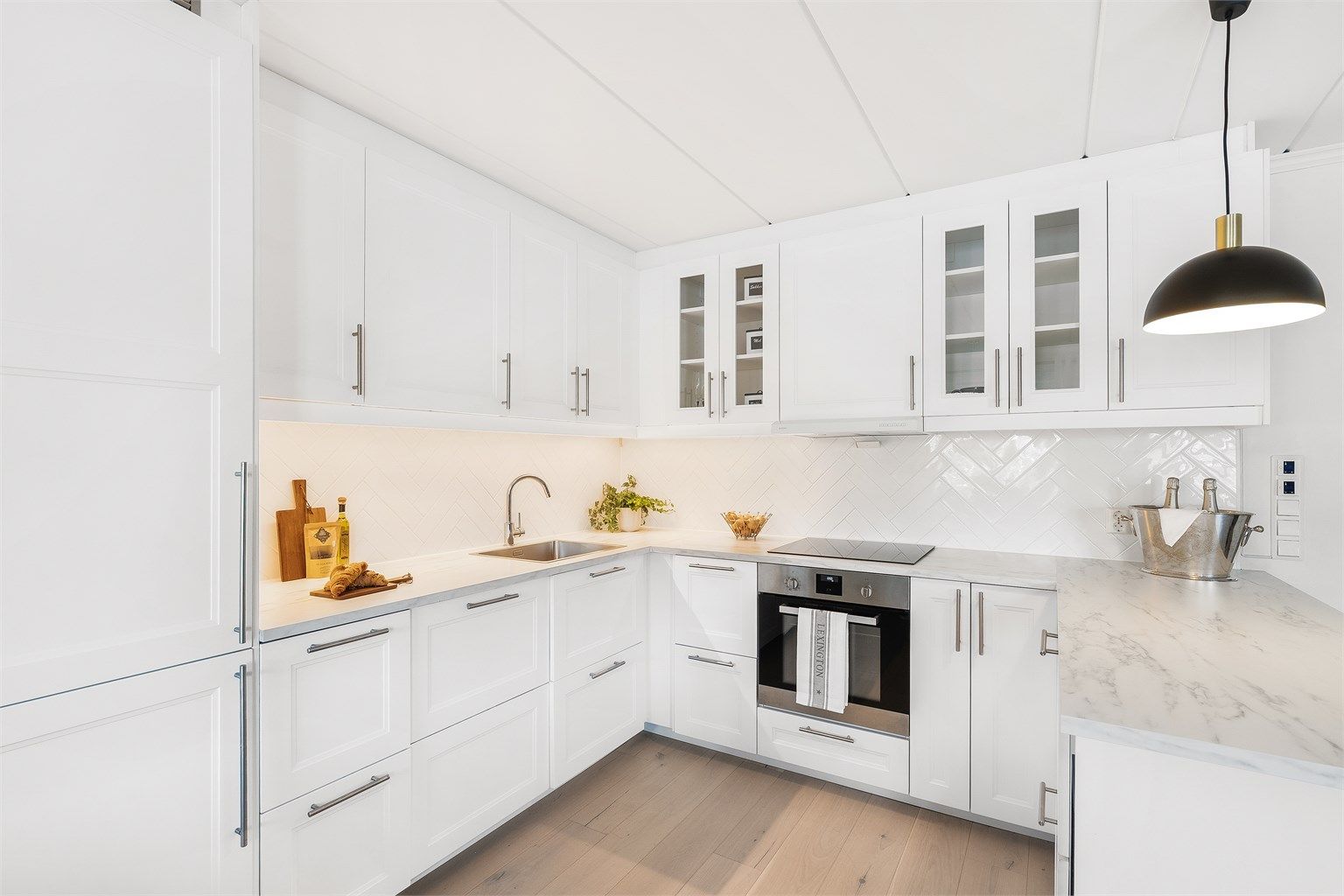 Moderne kjøkkeninnredning fra 2021 med profilerte fronter og integrerte hvitevarer. Ny Flexit vifte fra 2025