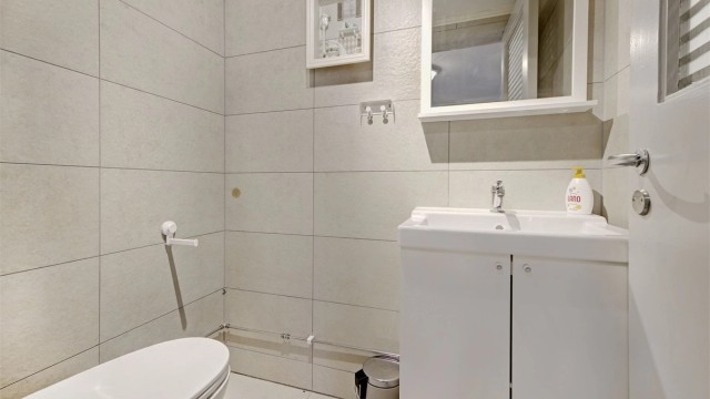 HYBEL - separat wc - flislagt gulv og vegger - baderomsinnrending - toalett