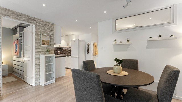 Inngangen til soverommet ligger skjermet til i forlengelsen av stuen.