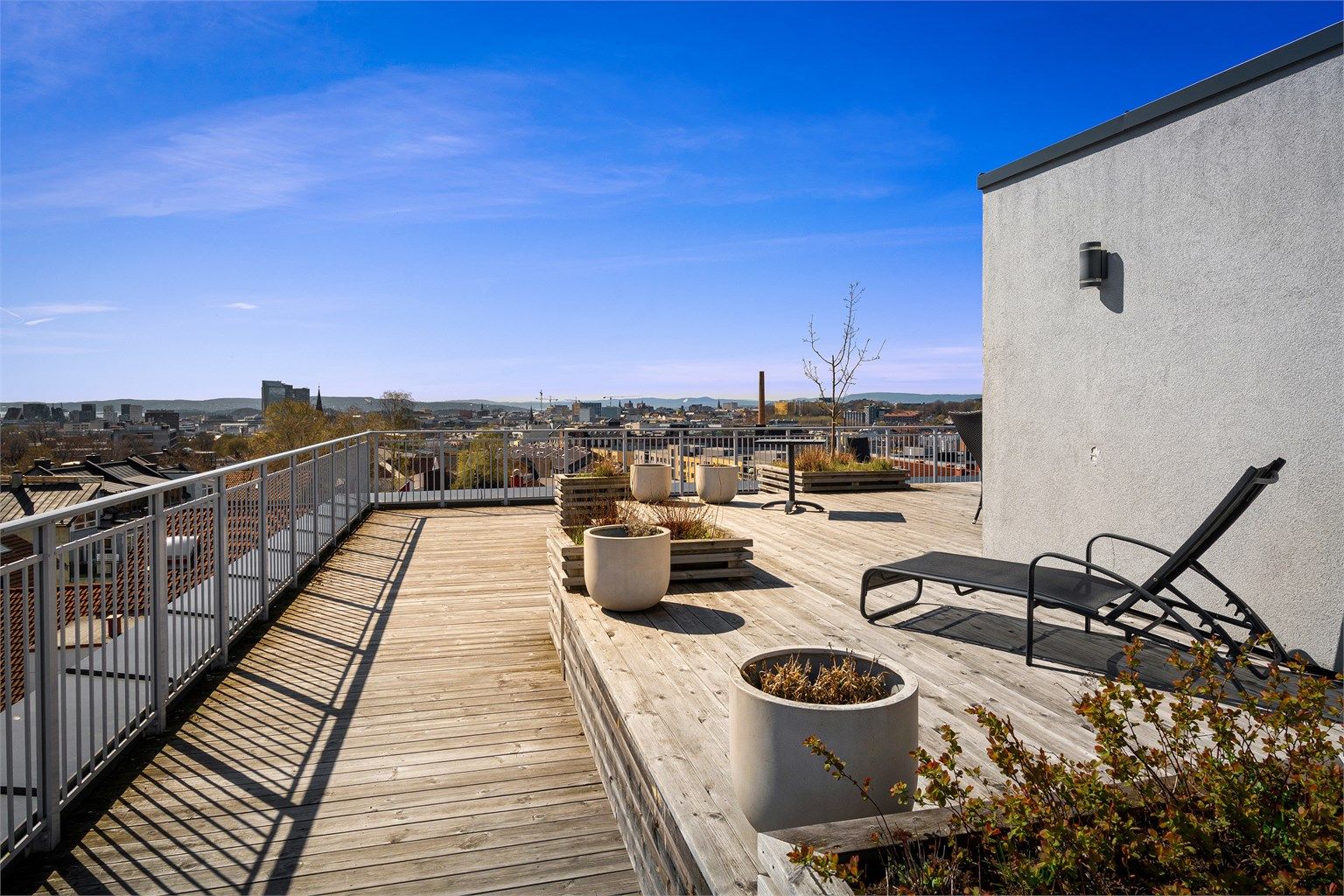 Alle beboere har tilgang til en stor, felles takterrasse med flere møblerte soner.