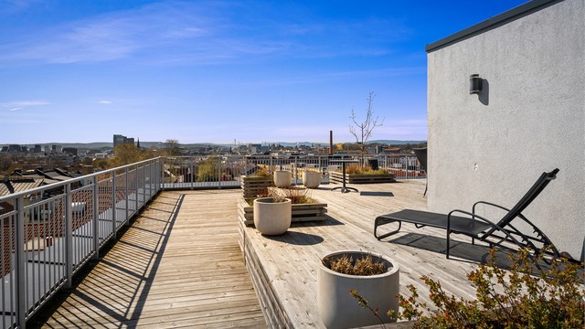 Alle beboere har tilgang til en stor, felles takterrasse med flere møblerte soner.