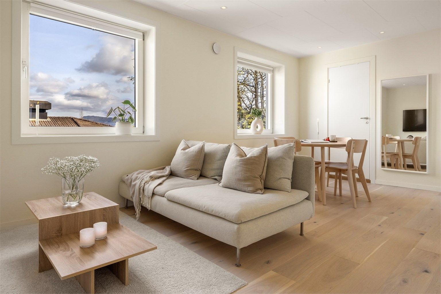 Eiendomsmegler Krogsveen v/ Bernt Ådlandsvik har gleden av å presentere Sjødalsvegen 1. Innbydende leilighet med fine kvaliteter og god planløsning.