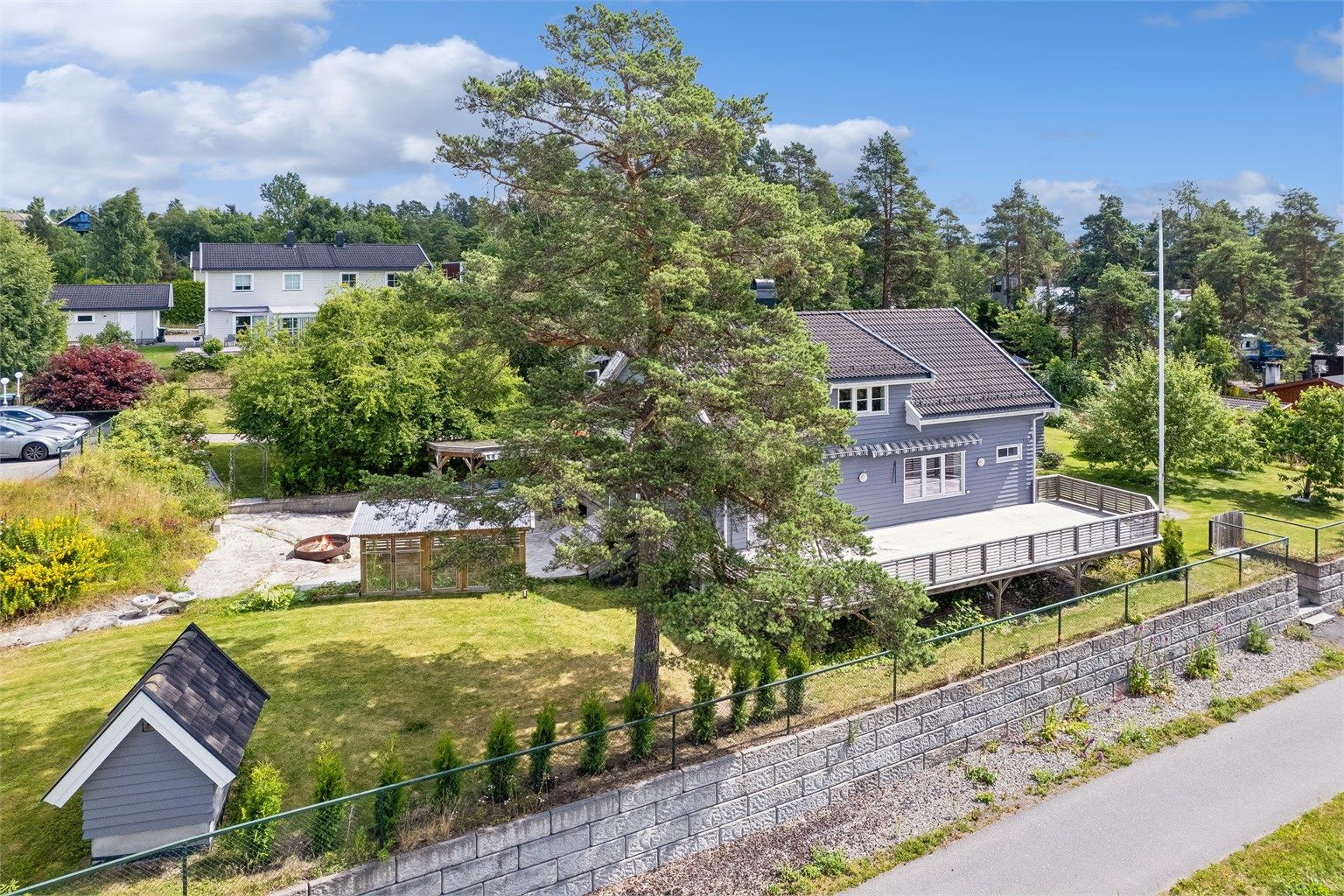 Romslig, solrik eiendom på hele 2,2 mål bestående av en stor enebolig, anneks og pen hage