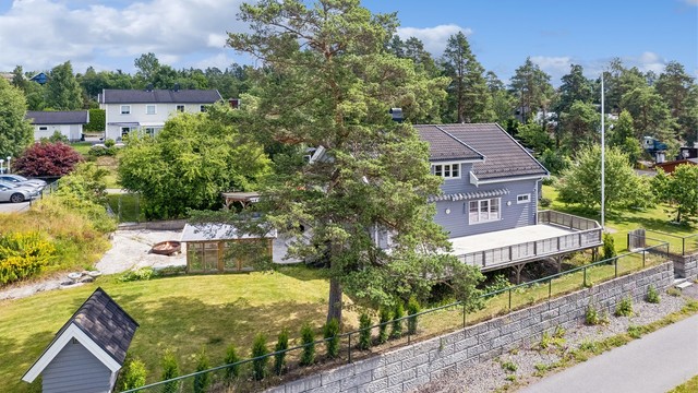 Romslig, solrik eiendom på hele 2,2 mål bestående av en stor enebolig, anneks og pen hage