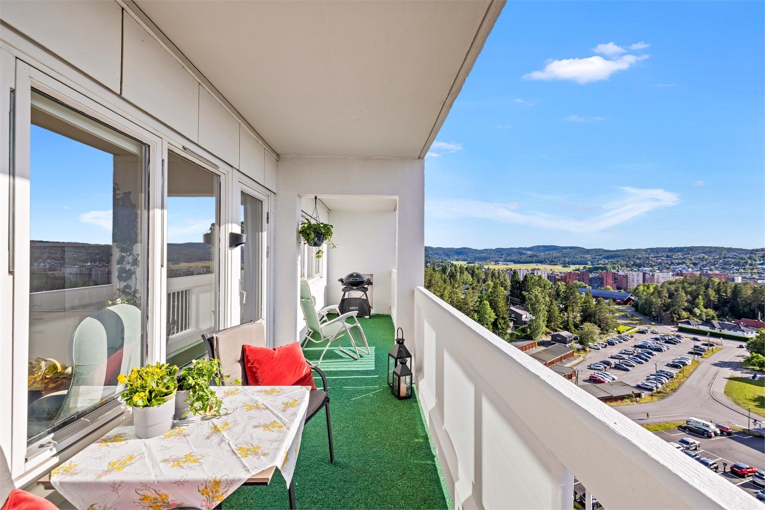 På balkongen har du god plass til forskjellig møblement og grill.