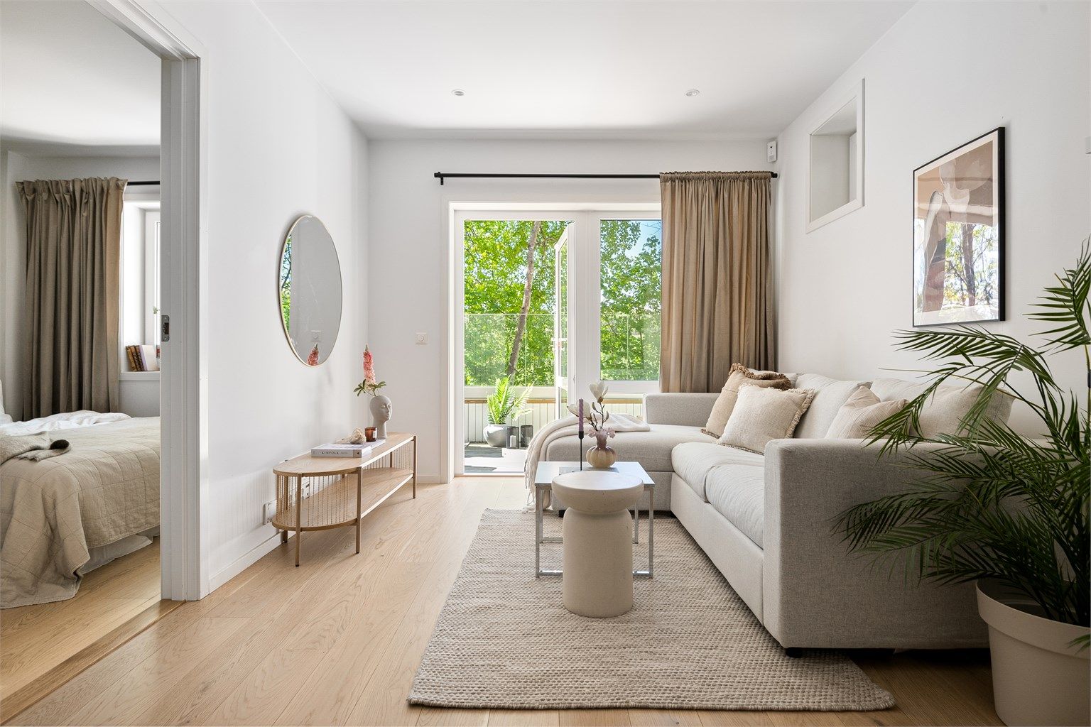 Flott stue med utgang til solrik markterrasse. 