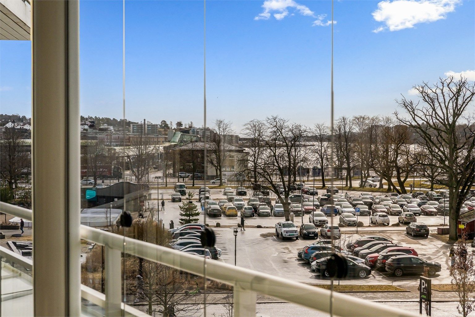 Fra leiligheten har man utsikt mot Badeparken, byens store grønne lunge og rekreasjonsområde.