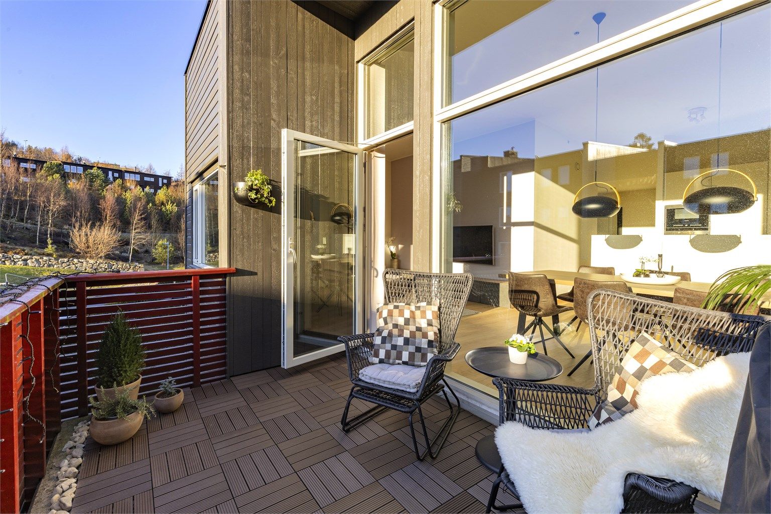 Romslig og usjenert balkong.