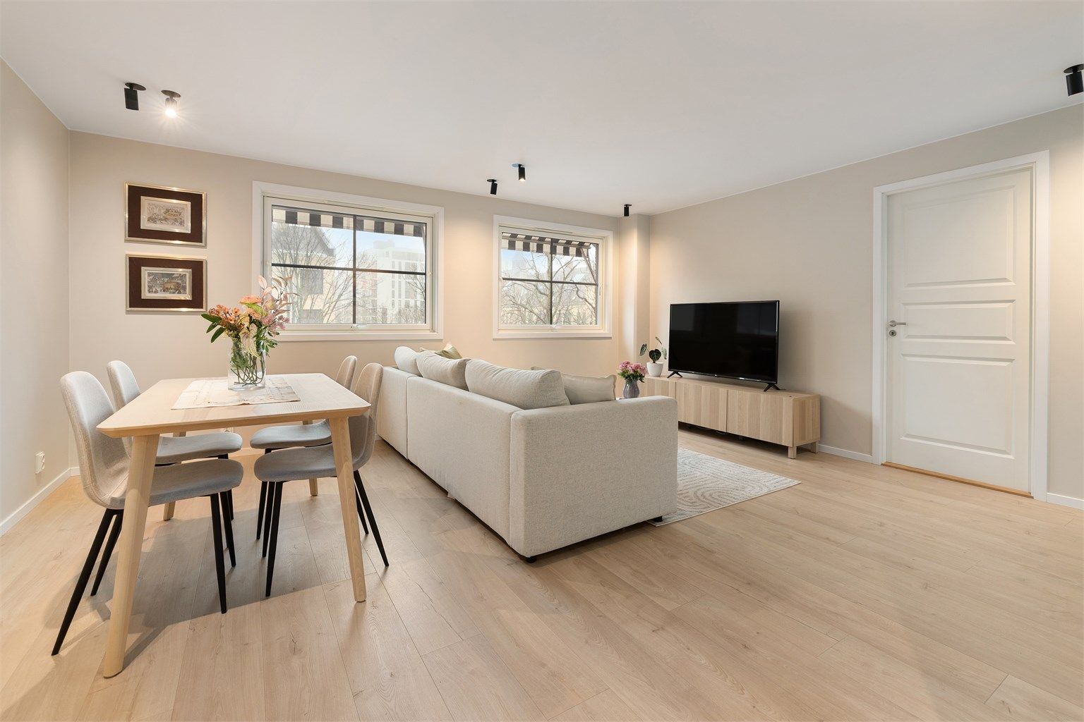 Moderne stue med store vindusflater og fritt utsyn. Grønt og frodig utsyn på sommerstid. Ingen gjenboere!