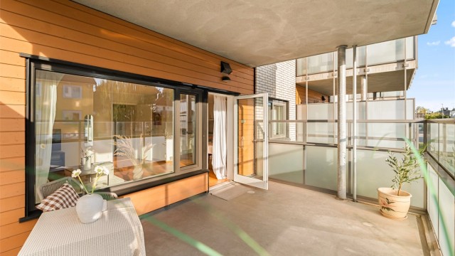 God plass til utemøbler og gassgrill på verandaen