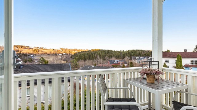 Fra stuen er det utgang til en balkong med fin utsikt over nærliggende landbruksområder.