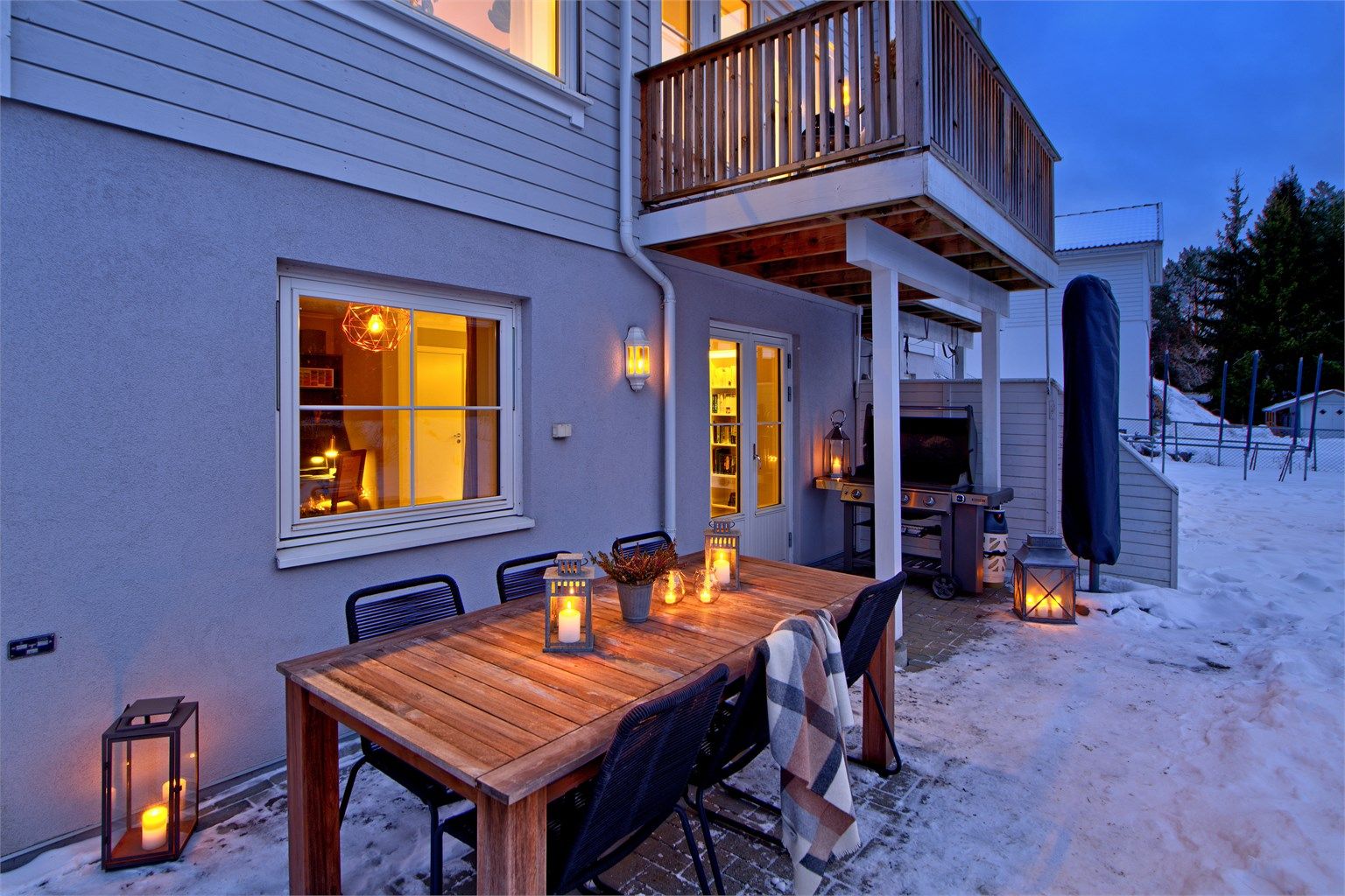  Terrassen i hagen har sol fra lunsjtid til tidlig kveld, med god plass til grilling og sosiale måltider. Foto: Lautin Odd!