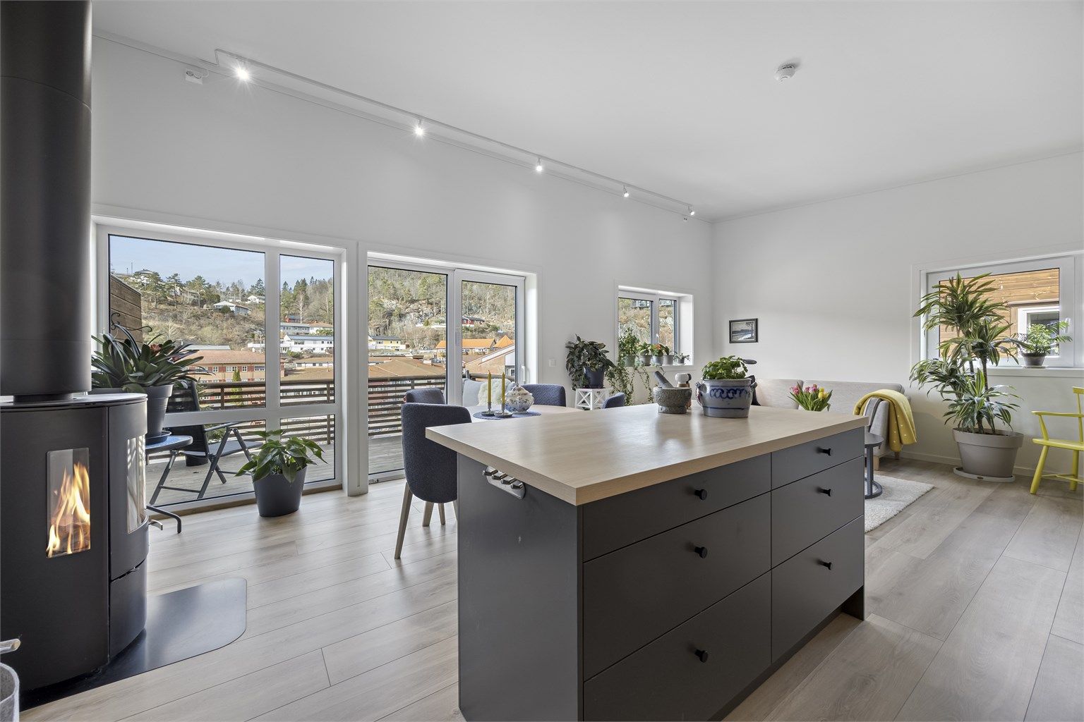 Lekker løsning med god takhøyde i stue/kjøkken som er i åpen løsning.