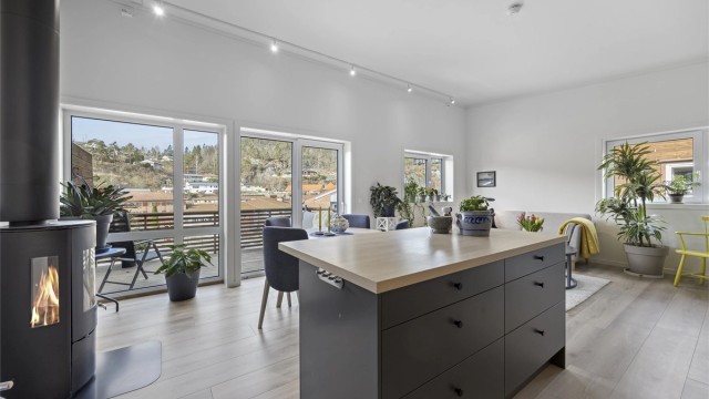 Lekker løsning med god takhøyde i stue/kjøkken som er i åpen løsning.