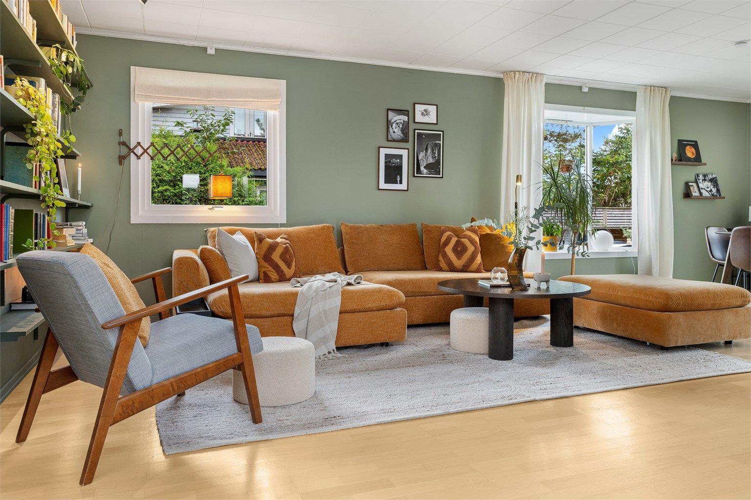 Stuen har store vindusflater som slipper inn rikelig med naturlig lys og god plass til en romslig sofagruppe.