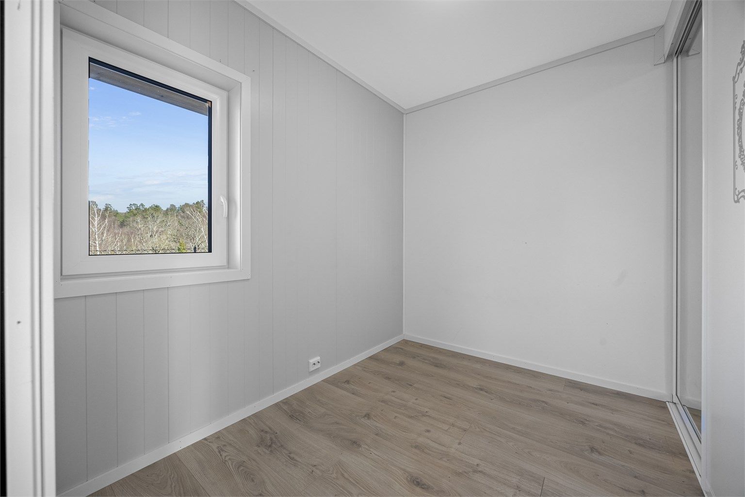 Soverom med skyvedørsgarderobe.