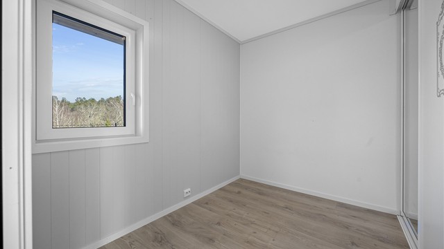 Soverom med skyvedørsgarderobe.