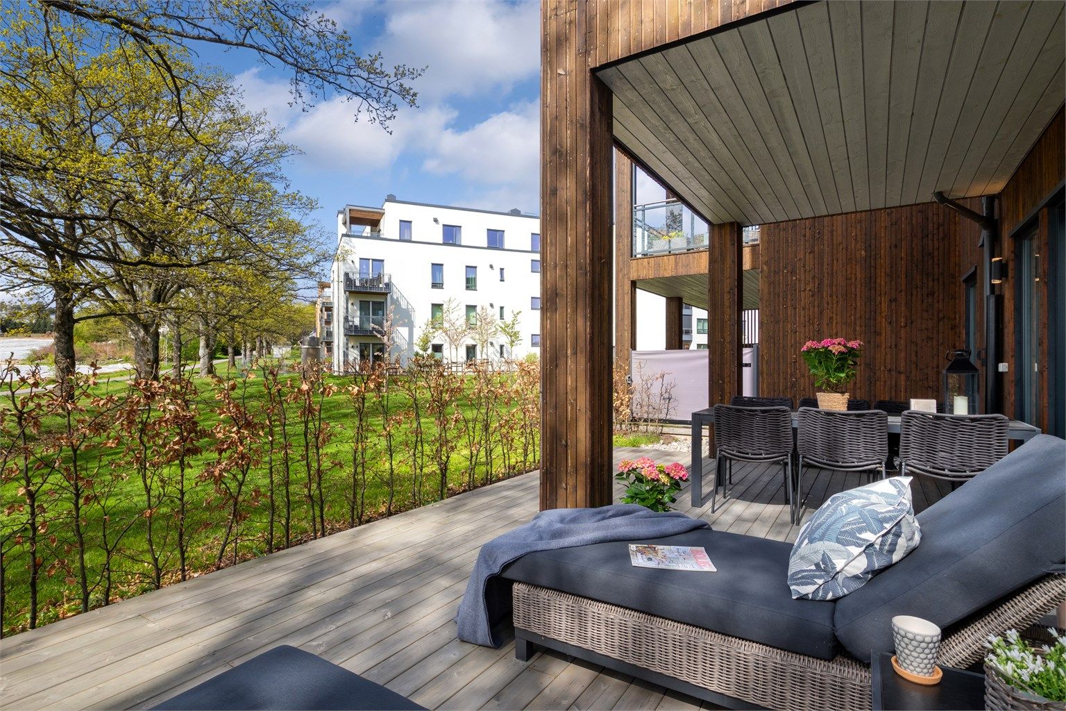 Det er god plass til grill og ønsket utemøblement, og overbygget sørger for brukstid selv i litt ruskevær.