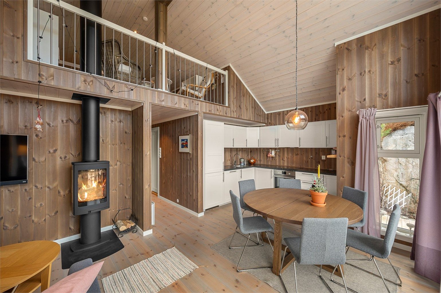 Gjennomgående fine materialvalg, god takhøyde og store vindusflater skaper et lyst og harmonisk oppholdsrom.