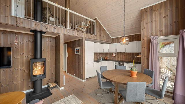 Gjennomgående fine materialvalg, god takhøyde og store vindusflater skaper et lyst og harmonisk oppholdsrom.