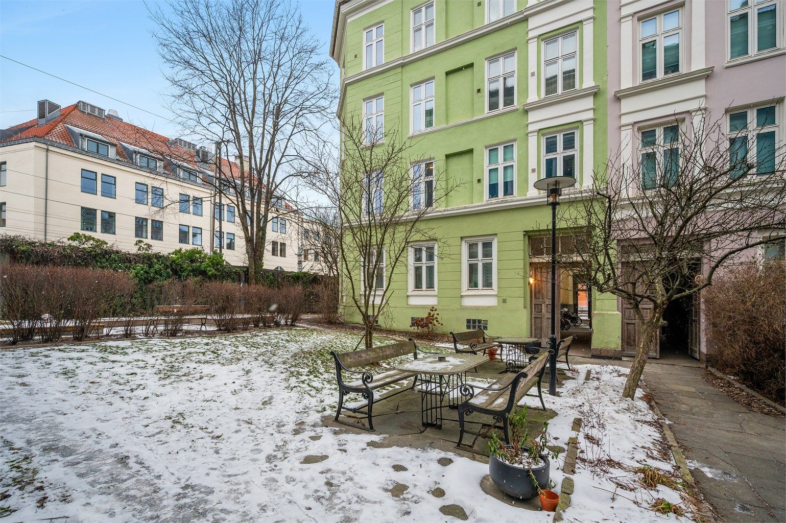 Borettslaget har en herlig bakgård, med sittegrupper, gressplen og hyggelig beplantning. 
