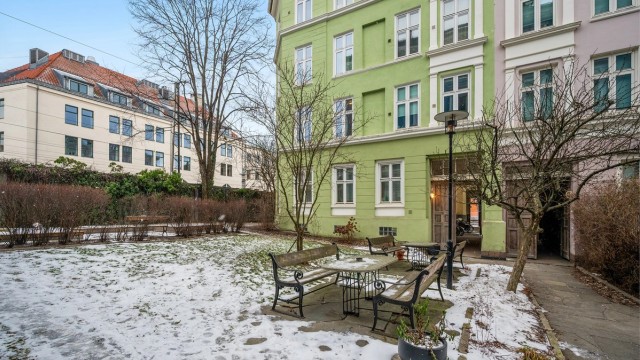 Borettslaget har en herlig bakgård, med sittegrupper, gressplen og hyggelig beplantning.