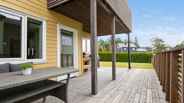 Terrassen har god plass til utemøbler og grill, med videre adkomst til hagen.