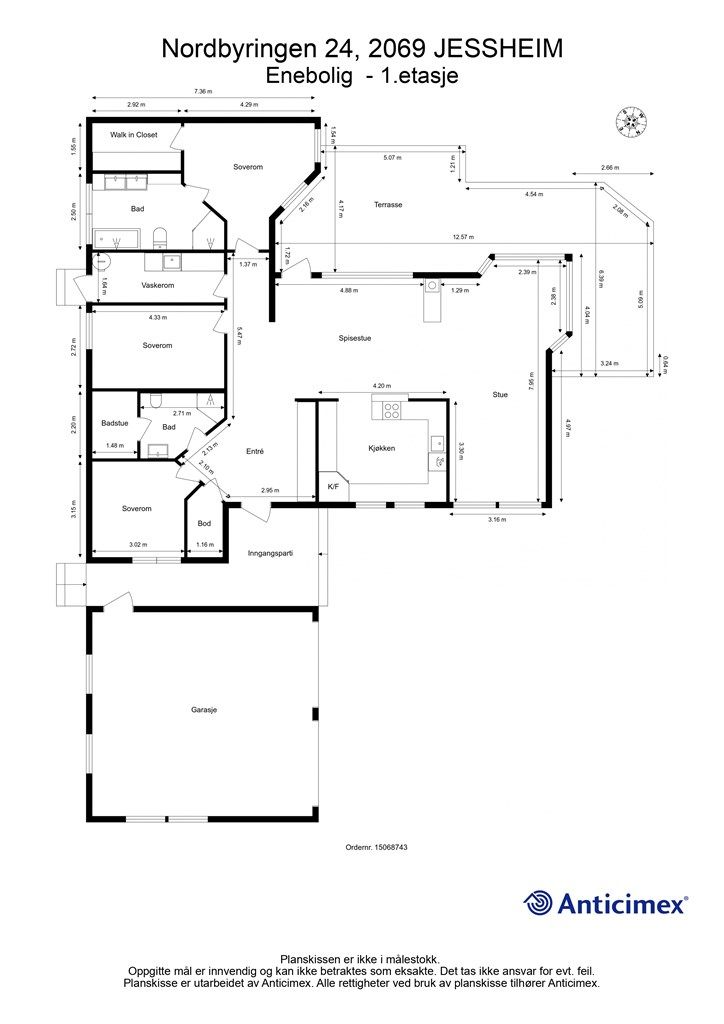 Plantegning med innvendige mål og himmelretning. 