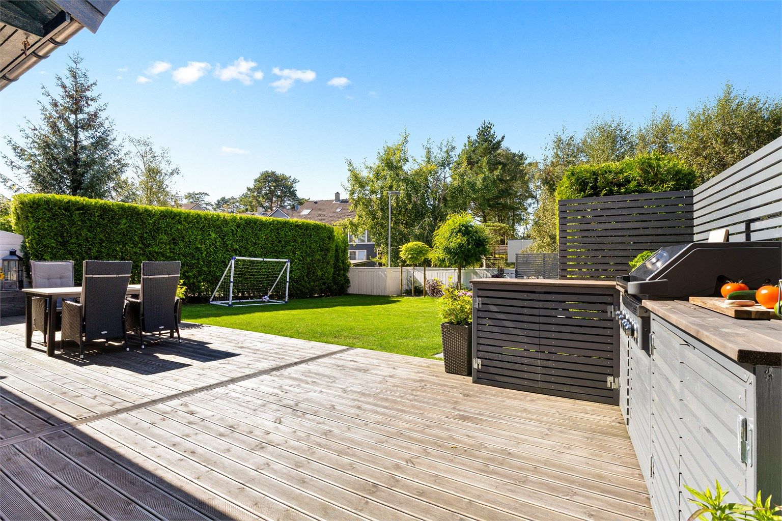 Romslig terrasse med god plass til flere sittegrupper.
