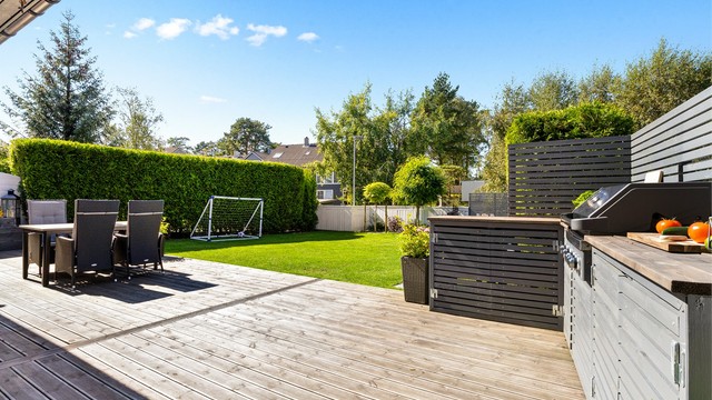 Romslig terrasse med god plass til flere sittegrupper.