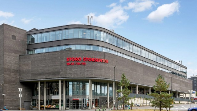 Kun få minutters gange til Storo Storsenter med et bredt utvalg av butikker, servering og kino.