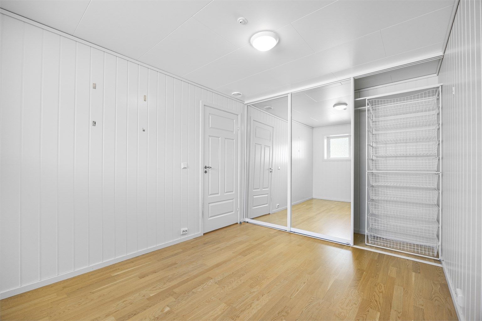 Romslig skyvedørsgarderobe fra Amiga med speilfronter.