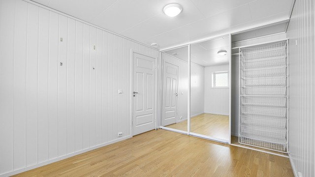 Romslig skyvedørsgarderobe fra Amiga med speilfronter.
