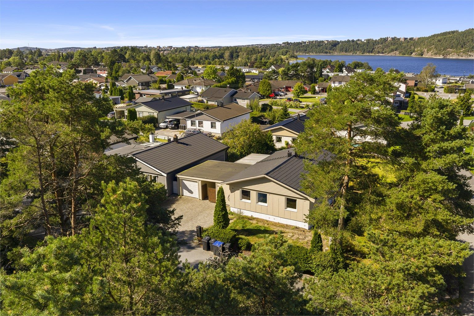 Apolloveien 47 ligger tilbaketrukket i bakre og øvre del av det veletablerte boligområdet lengst nord på Hafslundsøya.